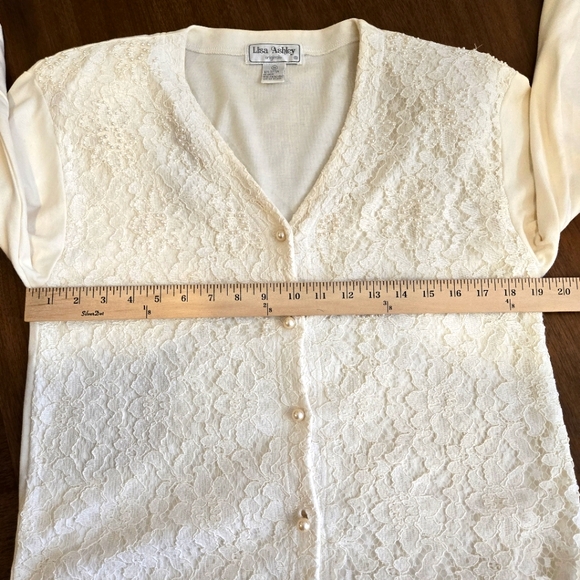 White Pearl & Lace Lisa Ashley Long Sleeve Blouse Size Medium - Picture 12 of 16